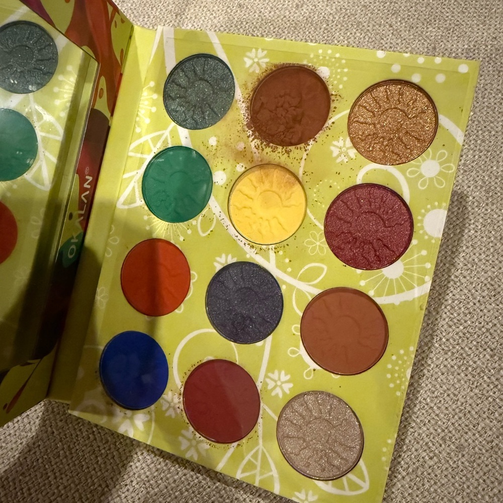 Okalan colour parade shadow palette